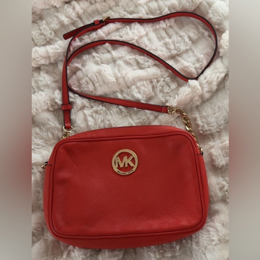 Micheal Kors Crossbody Purse
Color (Orange)
Size (small)
Used - good condition..